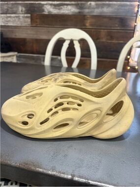 Yeezy Foam Runner in Sand